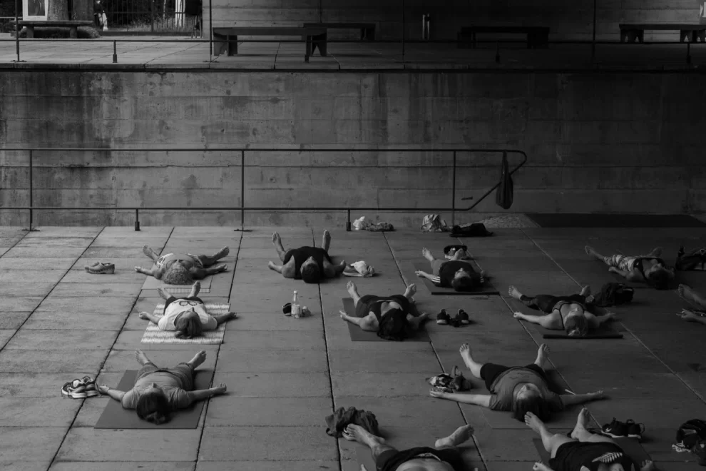 yoga-nidra_1 alunos deitados em aula de yoga - yoga nidra
