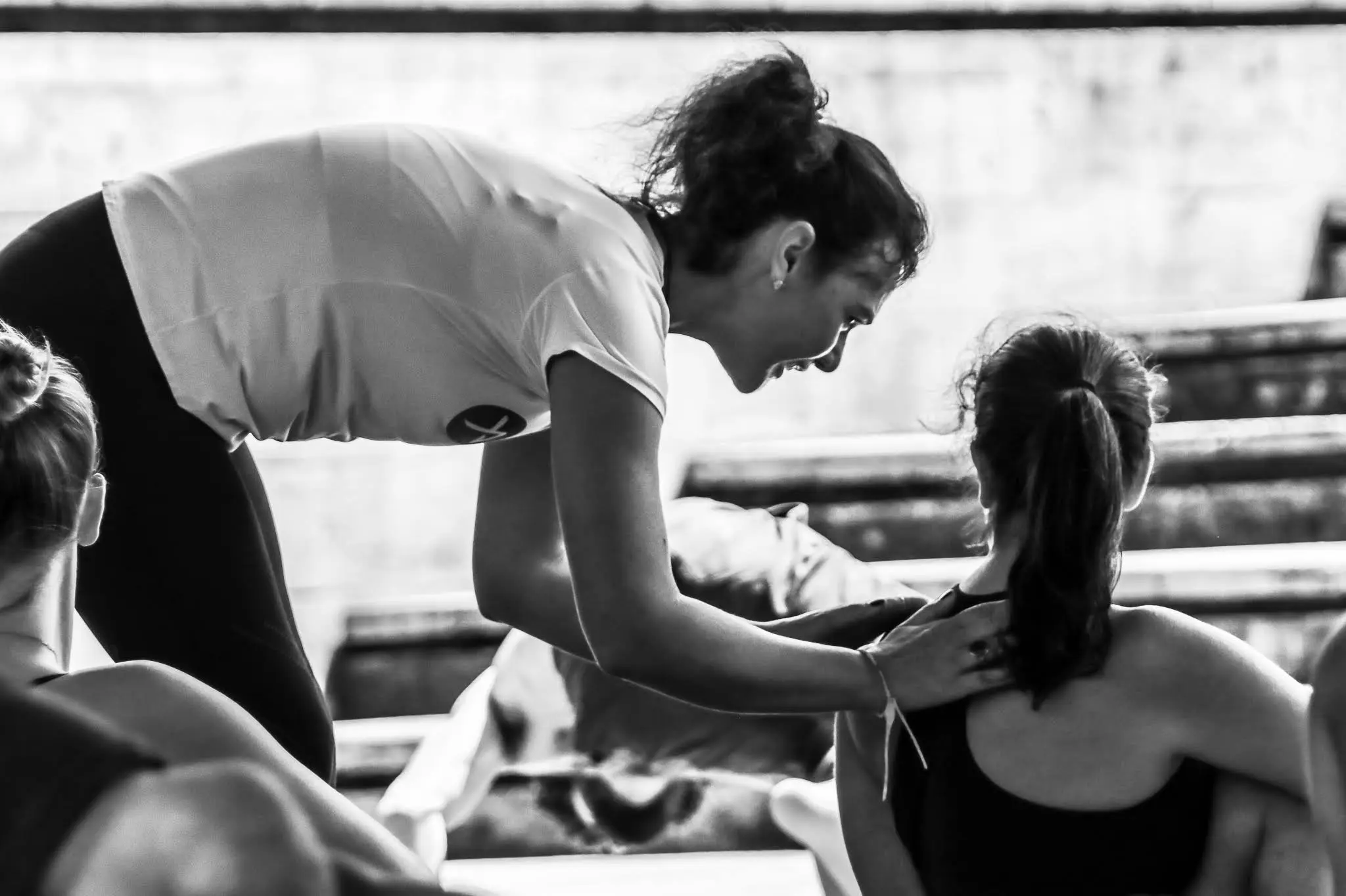 yoga-para-iniciantes_1 Professora de yoga auxiliando aluna - yoga para iniciantes