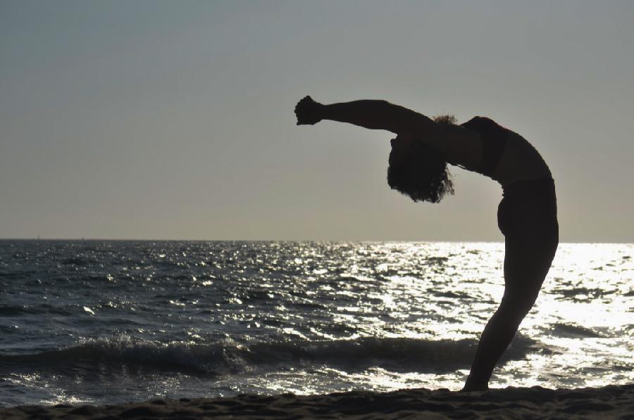 140 Yoga na praia, Claudia Faria prática - Pratyahara: o que é?