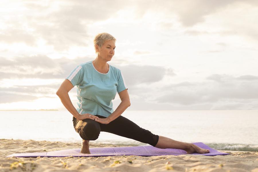 yoga idosos Mulher idosa praticando yoga - Yoga na terceira idade